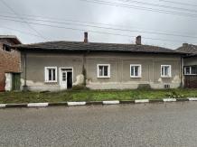 Къща с парцел 